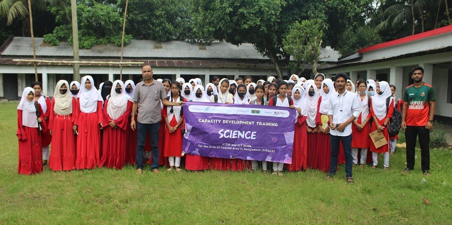 Programming and Science sessions were conducted at Naihati Secondary Girls' School, Rupsha