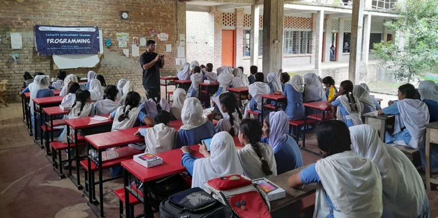 Programming and Science sessions were conducted at Comrade Ratan Sen Collegiate Girls' School