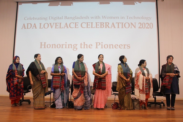 এডা লাভলেস সেলিব্রেশনের সম্মাননা অনুষ্ঠানে অন্যান্যদের সঙ্গে শাহেদা মুস্তাফিজ