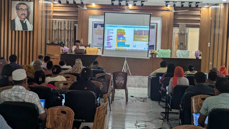 A workshop on scratch programming held in Gopalganj for primary school teachers