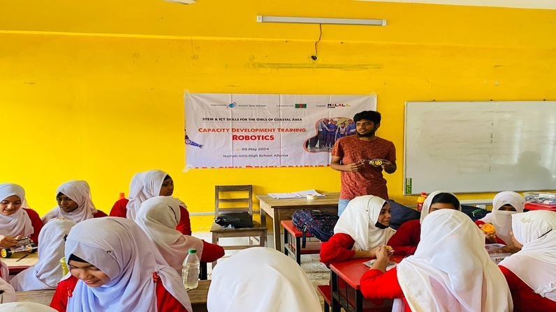 Robotics session took place at Naihati Girls High School Rupsha, Khulna