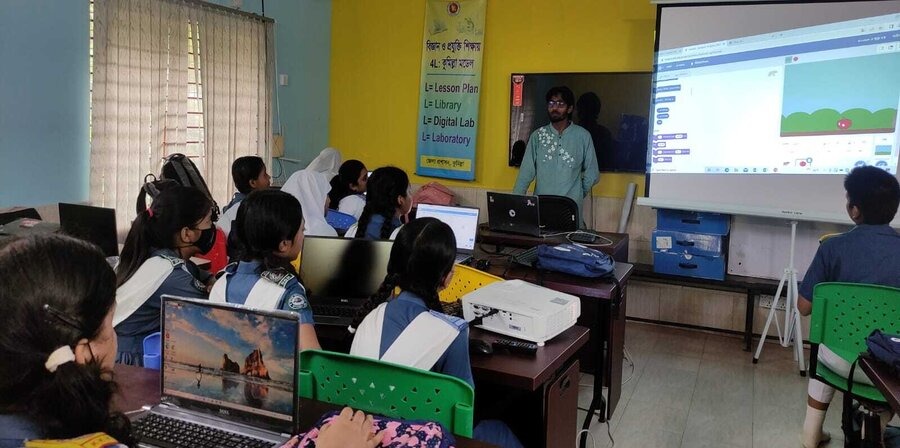 কুমিল্লা কালেক্টরেট স্কুল এ্যান্ড কলেজে আয়োজিত হল স্ক্র্যাচ প্রোগ্রামিং কর্মশালা